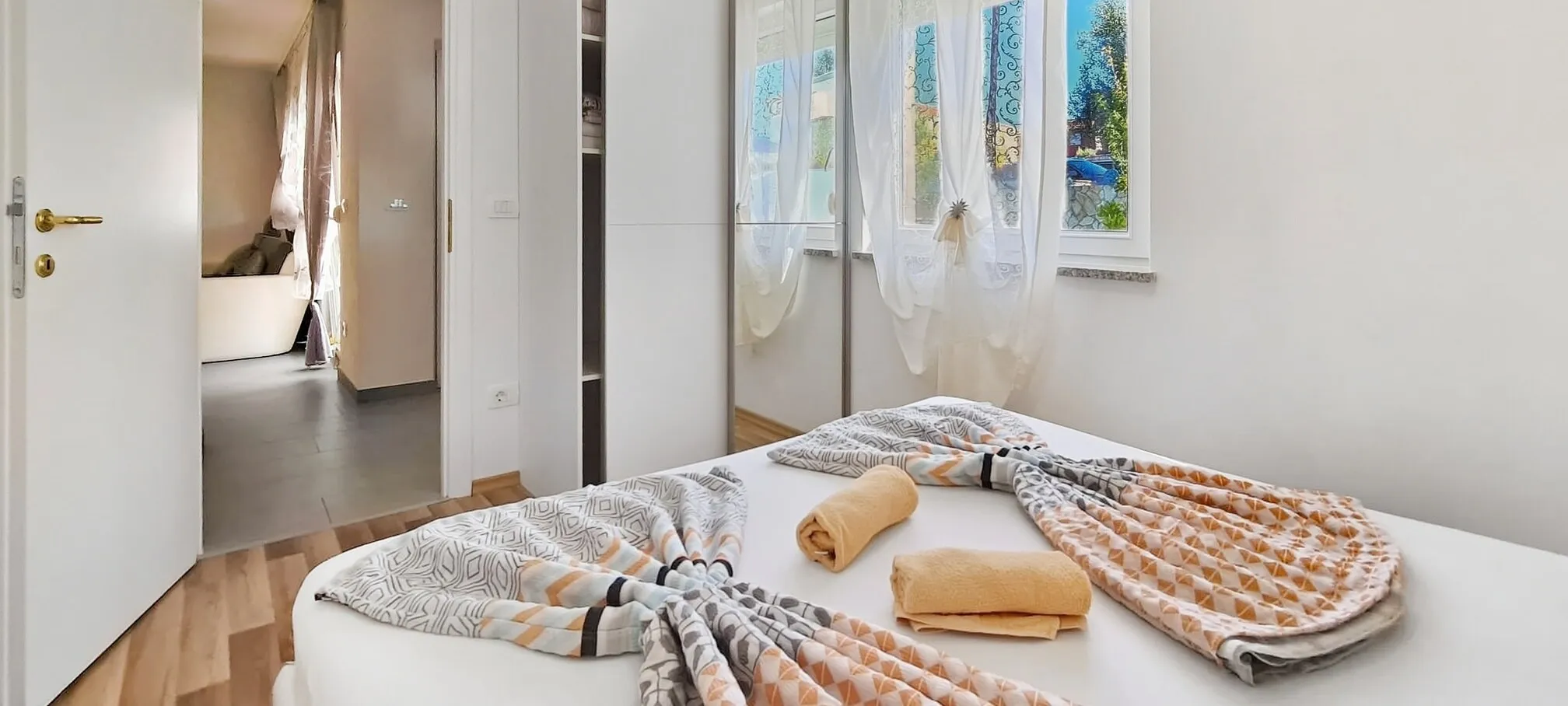 Schlafzimmer mit Doppelbett