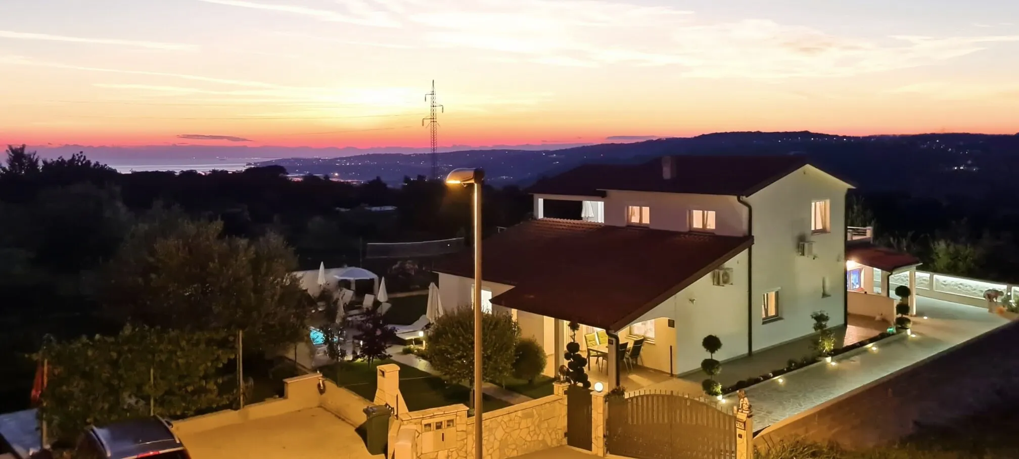 Villa Kasandra — das Anwesen bei Sonnenuntergang mit Blick auf die Adria