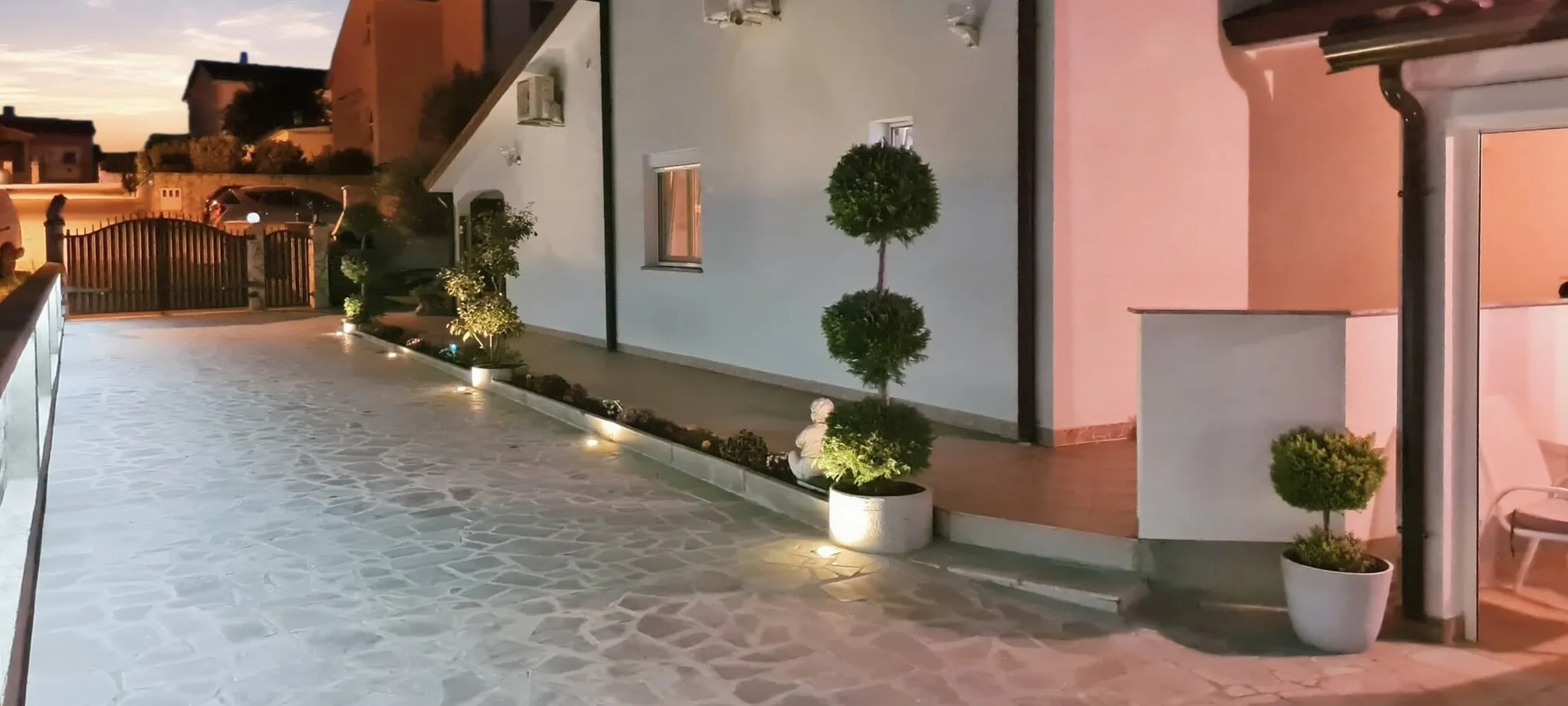 Eingangsbereich am Abend