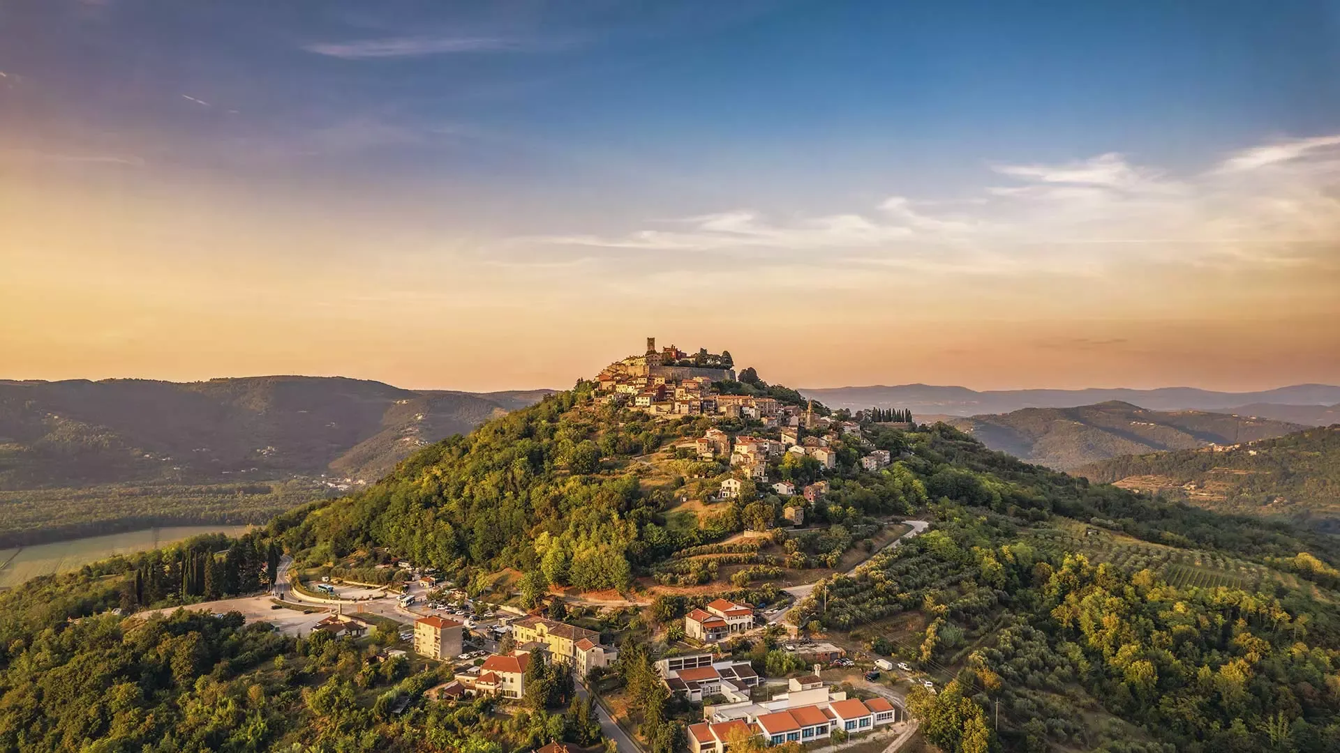 Luftaufnahme von Motovun — Trüffelstadt auf einem Hügel im Inneren Istriens, 27 km von der Villa Kasandra