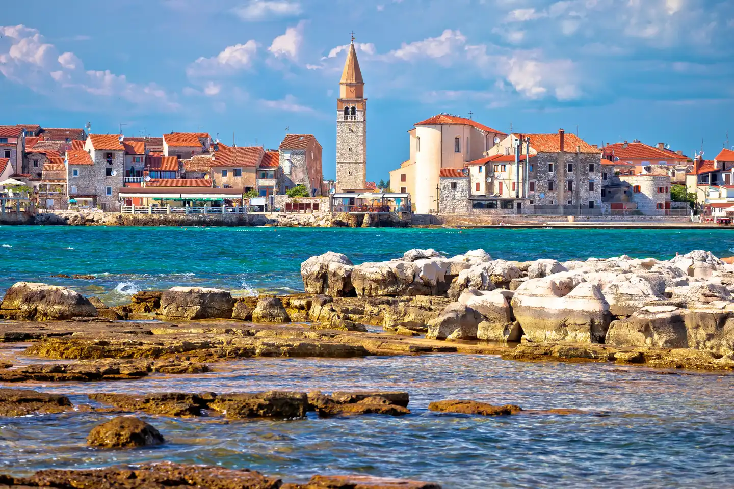 Umag · Altstadt mit Glockenturm vom Meer aus